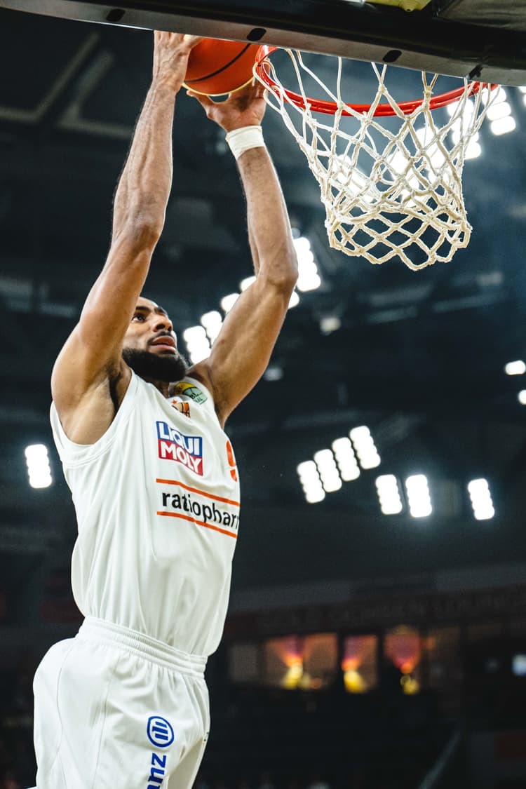 Armel Traore (ratiopharm ulm) in Aktion, am Ball, Einzelaktion, controls the Ball, ratiopharm ulm vs Phoenix Hagen 
Foto: Harry Langer